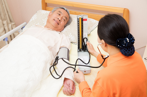 清檬护理员为老人测血压并记录