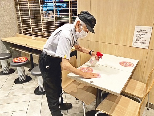 日本老人退休依然保持工作