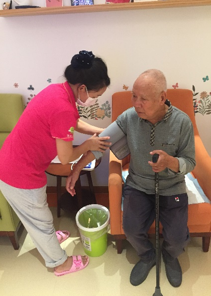 清檬养老护理员给老人测量血压