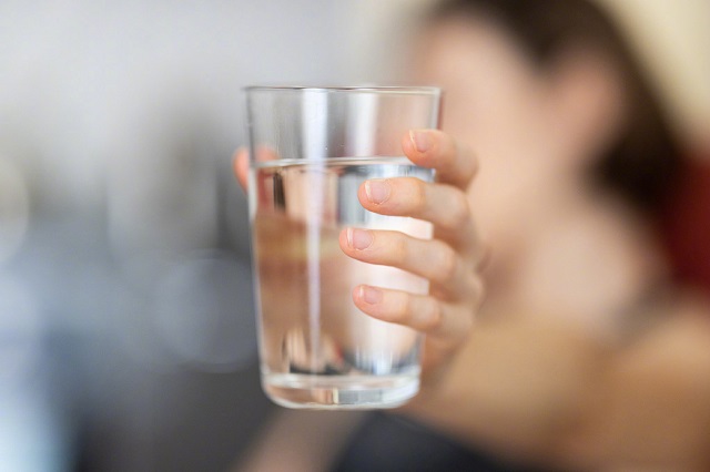 喝八杯水有利于健康