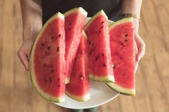 给你几个夏天吃西瓜的理由！营养师教你做一个合格的“吃瓜群众”